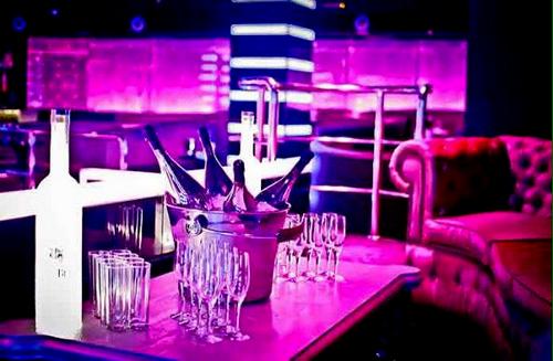 Champagne evenings with Hen VIP Weekends in Marbella, Puerto Banus dance time